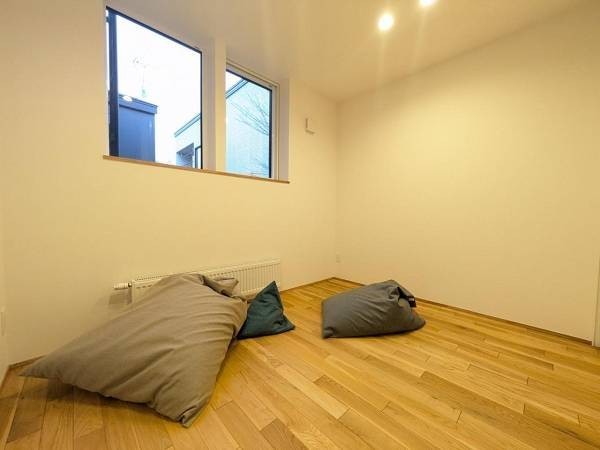 5.1帖の明るい空間です。リビングと同じ階にあるため、お子さ