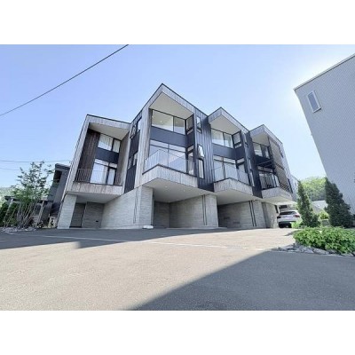 道南杉を使用した外観は、旭ヶ丘の自然環境・街並みになじむ創り