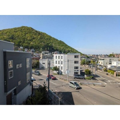 札幌中心部や円山を望み、四季の移ろいを感じる眺望です。