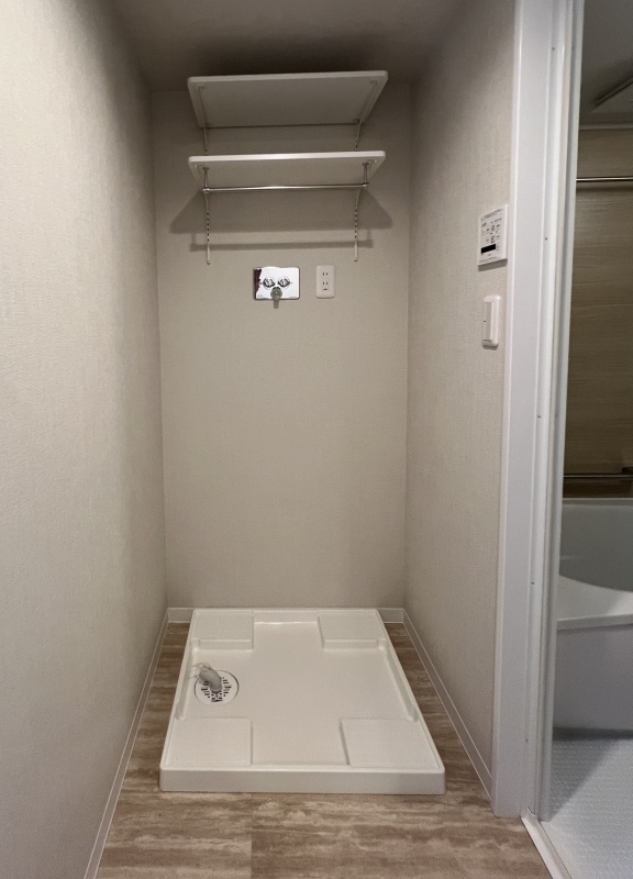 洗剤やリネン類をスッキリ収納できる便利な上部棚付き洗濯機置場。家事の効率をアップさせる機能的な設計です。