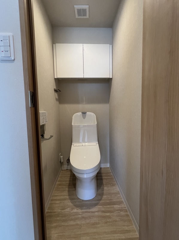 温水洗浄便座を標準装備した快適なトイレ空間。上部収納付きで備品を美しく整理でき清潔感をキープできます。