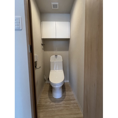 温水洗浄便座を標準装備した快適なトイレ空間。上部収納付きで備品を美しく整理でき清潔感をキープできます。