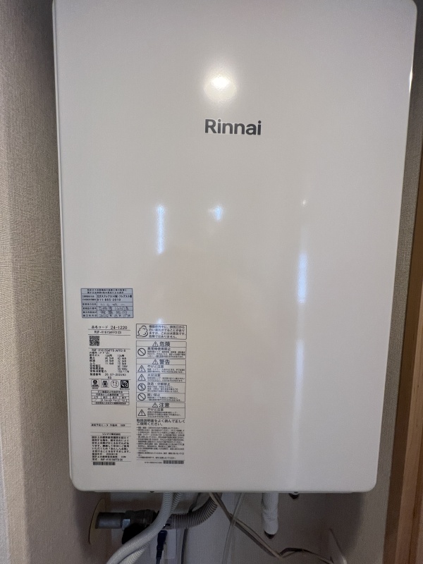 安定した温水供給を叶える高性能な給湯器。冬場でも快適なお湯が使え、日々の暮らしを足元から安心支えます。