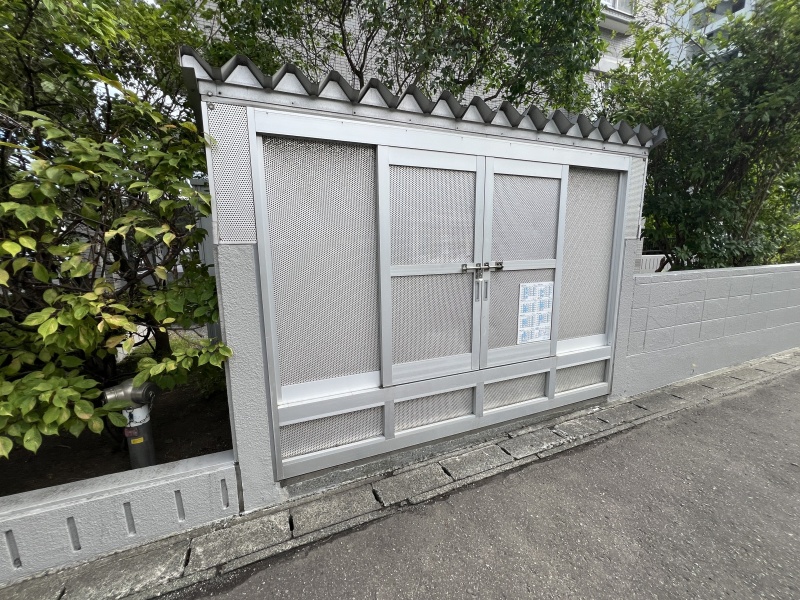 鳥害や悪天候を防ぐ屋根・扉付きの専用ごみ置き場。敷地内でしっかり管理され、衛生的な環境を保ちます。