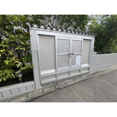 鳥害や悪天候を防ぐ屋根・扉付きの専用ごみ置き場。敷地内でしっかり管理され、衛生的な環境を保ちます。