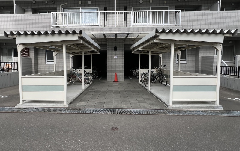 屋根完備で大切な自転車をきれいに保管。出し入れしやすいスムーズな導線で毎日の移動をより快適に保ちます。