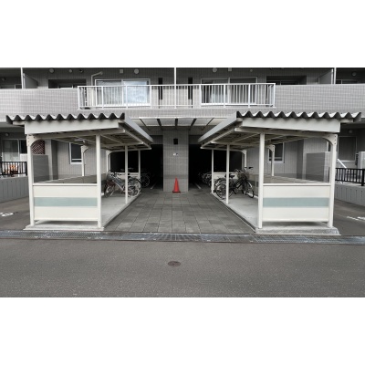 屋根完備で大切な自転車をきれいに保管。出し入れしやすいスムーズな導線で毎日の移動をより快適に保ちます。