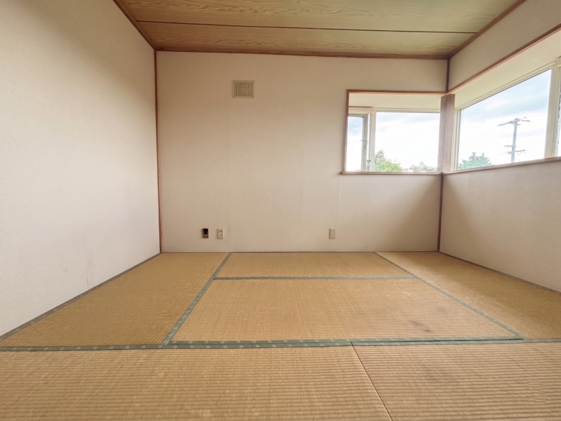 ＡＩによる家具等の消去を行っております。現存する家具家電の裏のコンセントの設置箇所等につきましては現況優先となります。