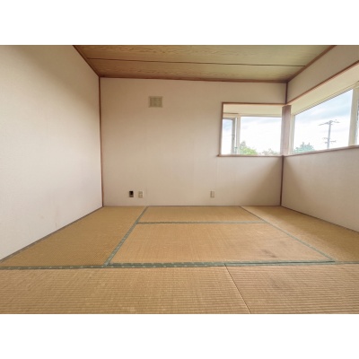 ＡＩによる家具等の消去を行っております。現存する家具家電の裏のコンセントの設置箇所等につきましては現況優先となります。
