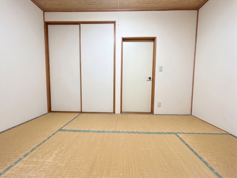 ＡＩによる家具等の消去を行っております。現存する家具家電の裏のコンセントの設置箇所等につきましては現況優先となります。