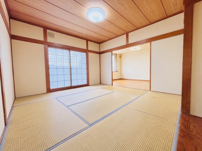 ＡＩによる家具等の消去を行っております。現存する家具家電の裏のコンセントの設置箇所等につきましては現況優先となります。