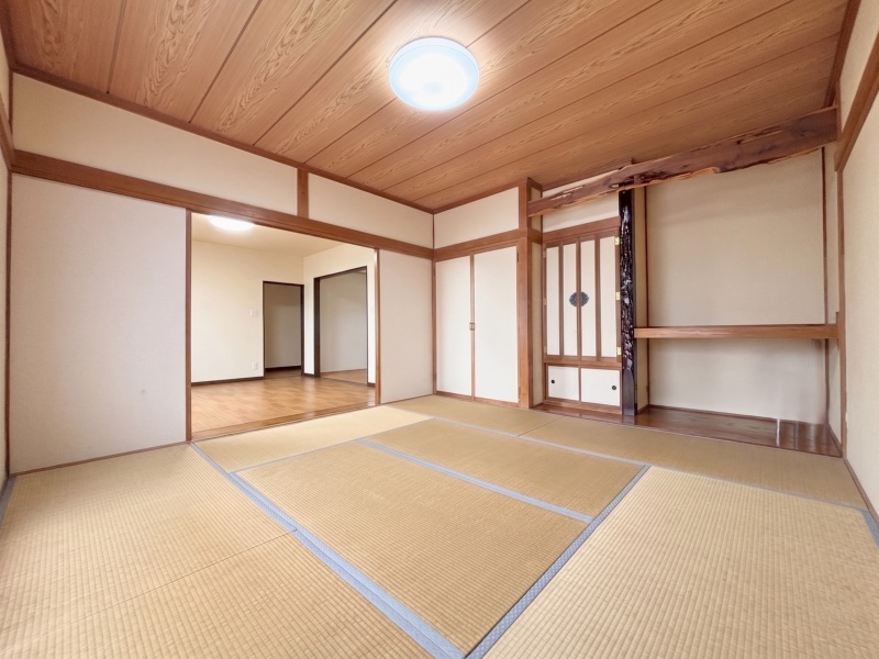 ＡＩによる家具等の消去を行っております。現存する家具家電の裏のコンセントの設置箇所等につきましては現況優先となります。