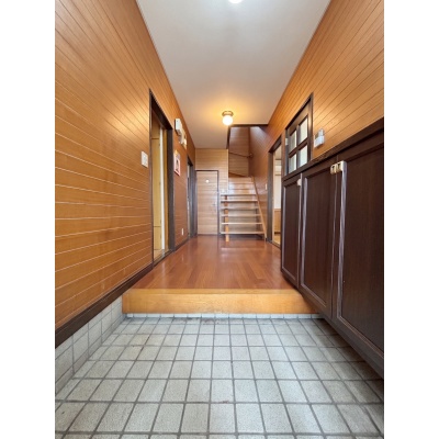 ＡＩによる家具等の消去を行っております。現存する家具家電の裏のコンセントの設置箇所等につきましては現況優先となります。