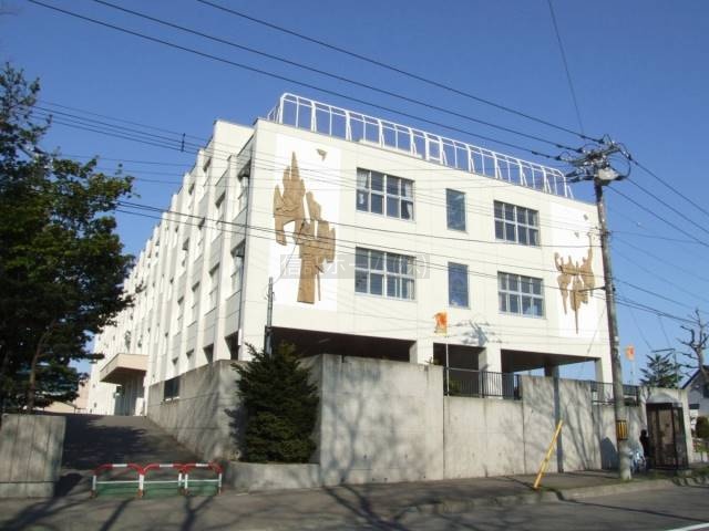 小学校：札幌市立もみじの森小学校：540m