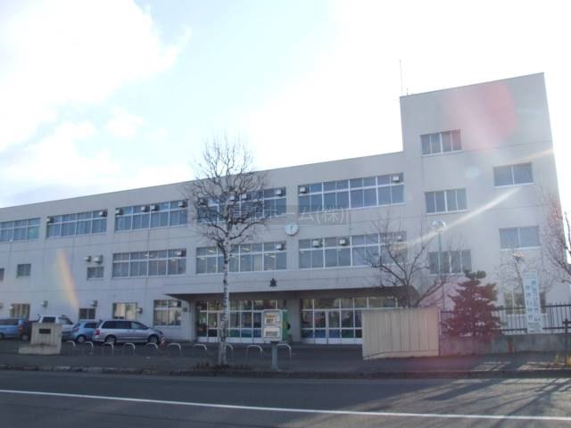 中学校：札幌市立青葉中学校：792m