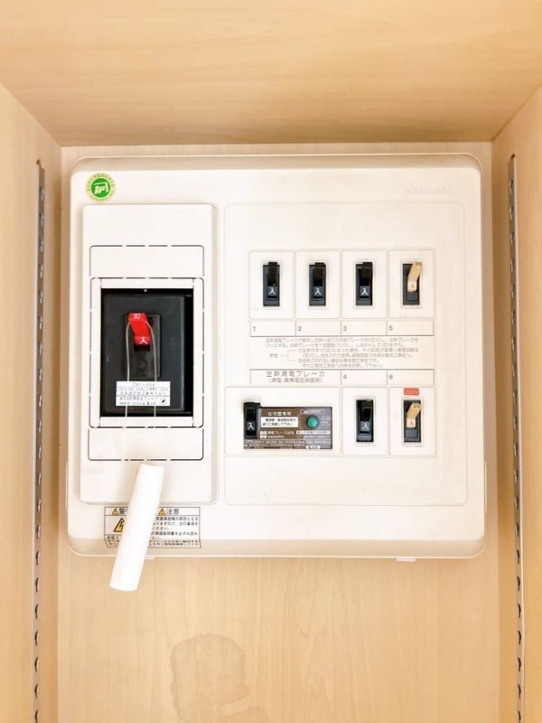 【分電盤】分電盤の写真です。30A、単相3線のものがついており…