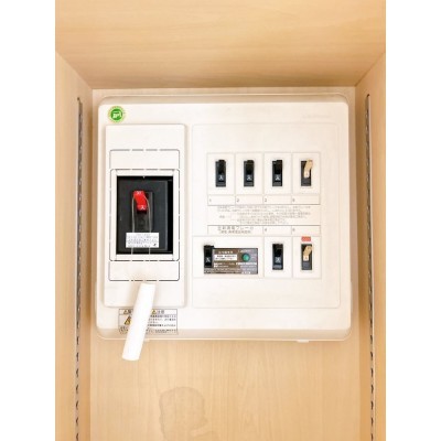 【分電盤】分電盤の写真です。30A、単相3線のものがついており…