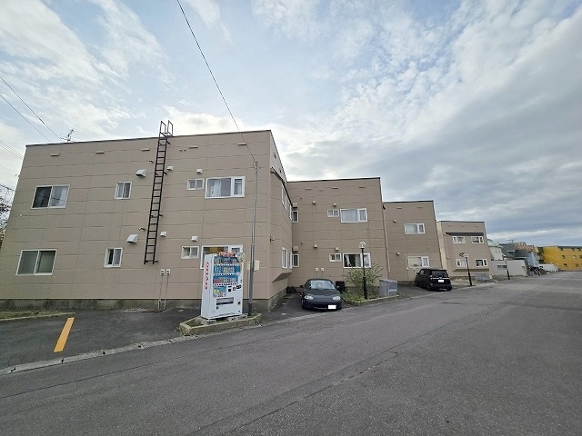 Ｂ棟　外観！（※自動販売機は現在撤去しています）