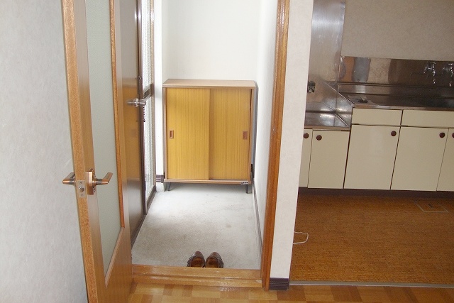 玄関には備付けの下駄箱が設置されております