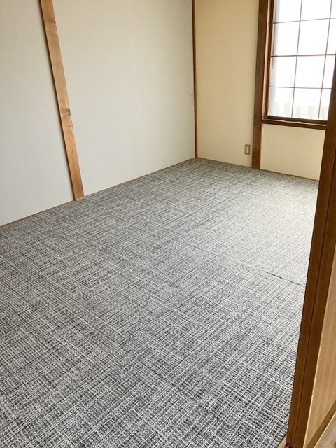6帖和室　床タイルカーペットを引き詰め洋室風に改装しました。