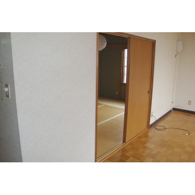 居間から6帖和室の動線