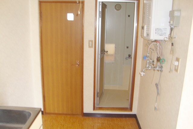 キッチンから浴室とトイレへの動線