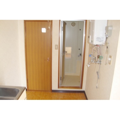 キッチンから浴室とトイレへの動線