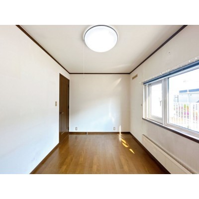 【期間限定現況販売】2階南側洋室約5.3帖です。