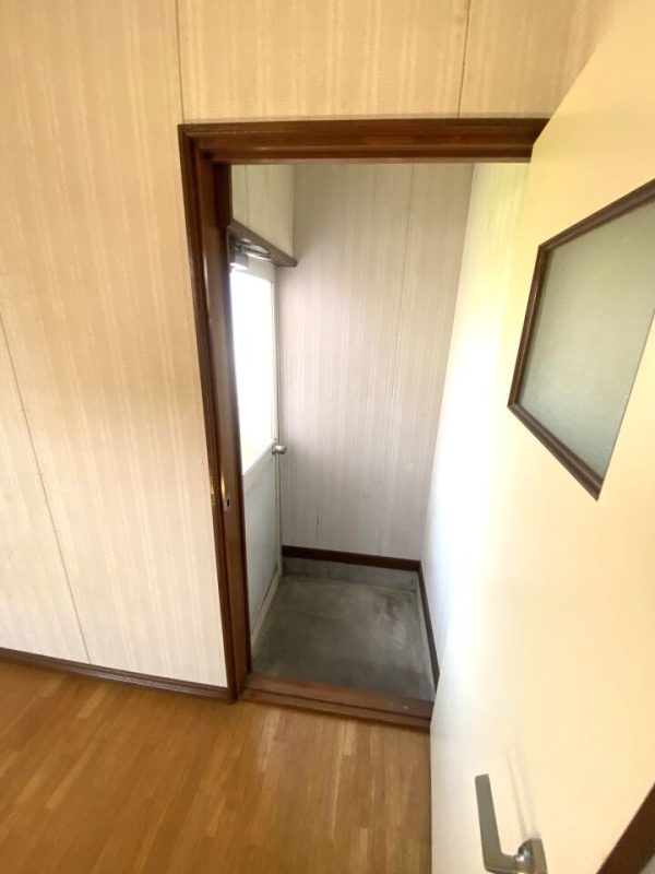 1F　洋室の奥の扉から外へ出ることができます！