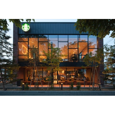 スターバックス札幌宮ヶ丘店様（目の前は円山公園）