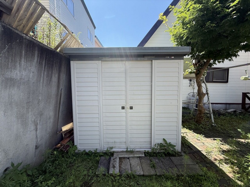 便利な物置付き♪季節用品やガーデニング用品などを収納でき、住空間を広々とお使いいただけます！