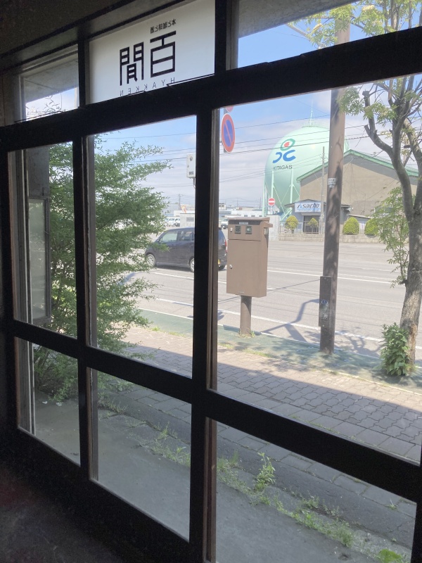 室内からの店舗入り口！