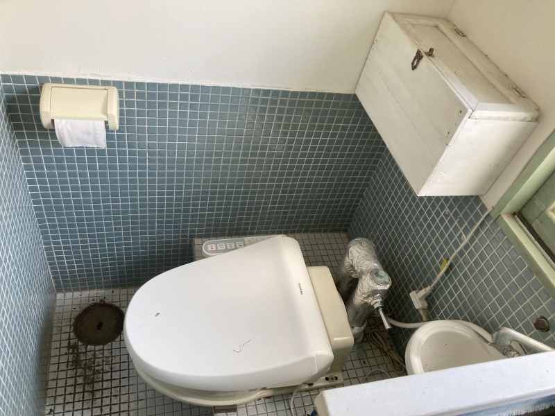 トイレは水洗の温水洗浄暖房便座付きです！
