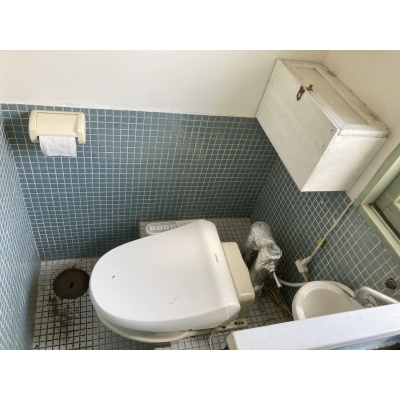 トイレは水洗の温水洗浄暖房便座付きです！