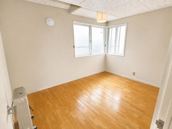 2面に配された窓から心地よい光と風が入る部屋です