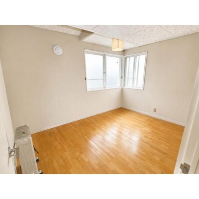 2面に配された窓から心地よい光と風が入る部屋です