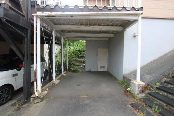 カーポートの奥には物置があります。