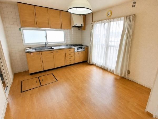木目調のすっきりとしたシステムキッチン。