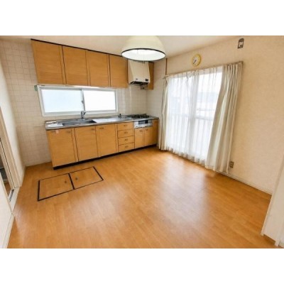 木目調のすっきりとしたシステムキッチン。