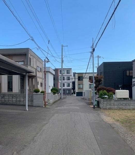 第一種低層エリアならではの、空が広く開放感のある街並み
