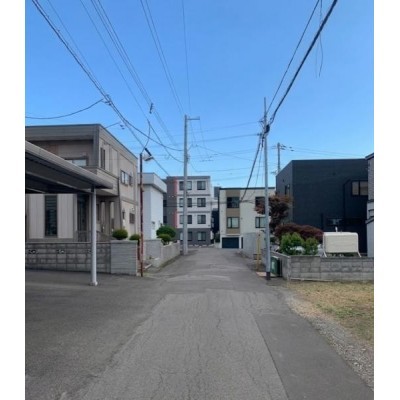 第一種低層エリアならではの、空が広く開放感のある街並み