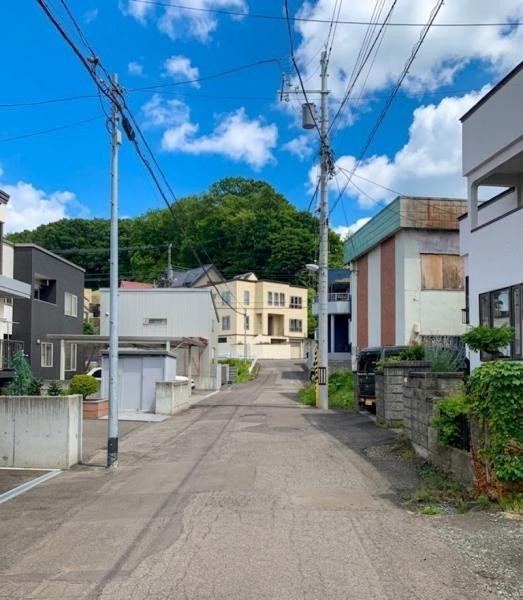緑豊かな山を背にする閑静な住環境。