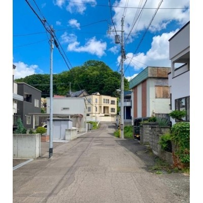 緑豊かな山を背にする閑静な住環境。