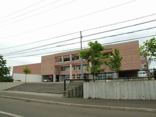 中学校：札幌市立平岡中央中学校：912m