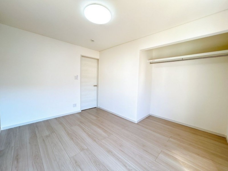 【リフォーム済＆即入居可】2階南側にある6畳の洋室です。コン…