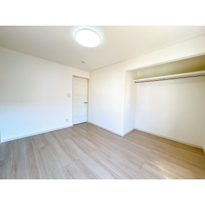 【リフォーム済＆即入居可】2階南側にある6畳の洋室です。コン…