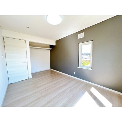 【リフォーム済＆即入居可】2階東側にある6畳の洋室です。ベッ…