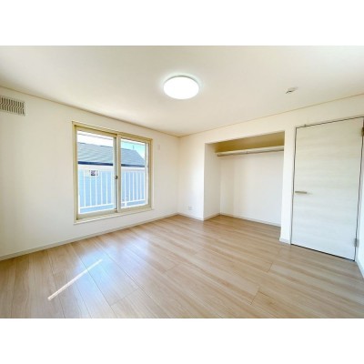 【リフォーム済＆即入居可】2階北側8畳洋室です。主寝室や趣味…