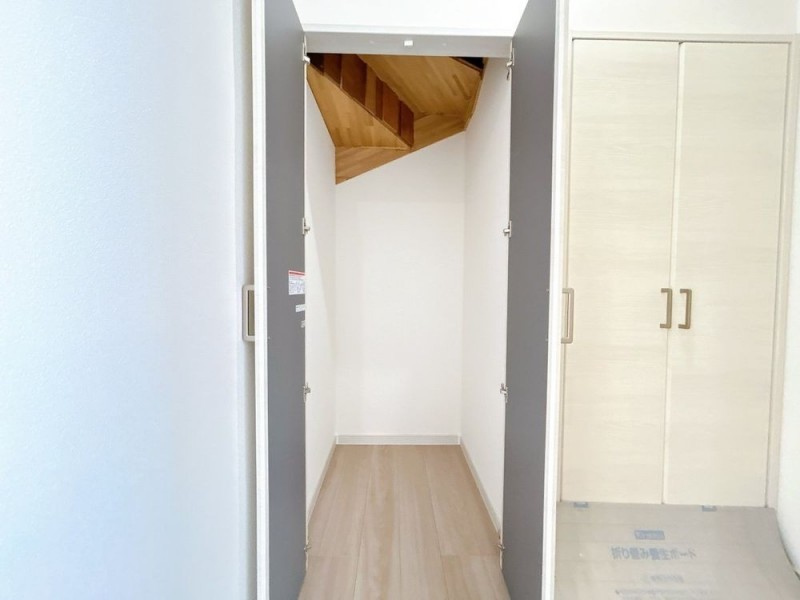 【リフォーム済＆即入居可】階段下収納の写真になります。