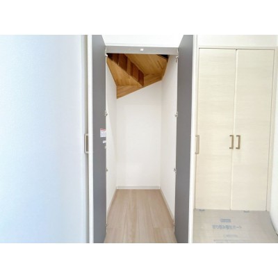 【リフォーム済＆即入居可】階段下収納の写真になります。